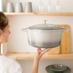 Cocotte Légère Ronde En Fonte D'aluminium 28 Cm 6,7 L Coloris Gris -Cuisine À Domicile 203005 2 4 Cocotte legere ronde en fonte d aluminium 28 cm 6 7 L coloris gris Mathon