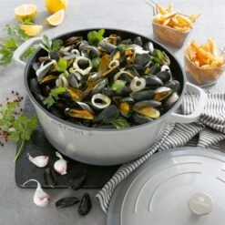 Cocotte Légère Ronde En Fonte D'aluminium 28 Cm 6,7 L Coloris Gris -Cuisine À Domicile 203005 3 4 Cocotte legere ronde en fonte d aluminium 28 cm 6 7 L coloris gris Mathon